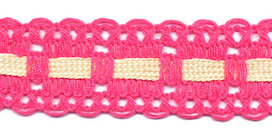 Knal roze kant met creme ingevlochten bandje 25 mm (ca. 16 meter)