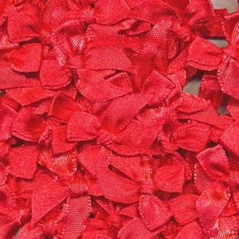 Satijnen strikjes rood (ca. 100 stuks)