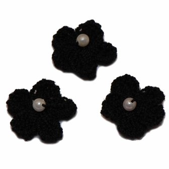 Gehaakt bloemetje zwart met pareltje 20 mm (10 stuks)