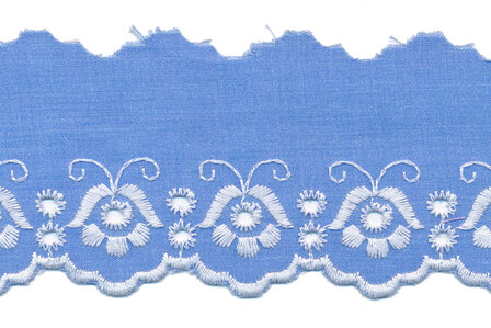 Broderie licht denim polykatoen met witte stiksels 50 mm #1303 (ca. 13,5 m)