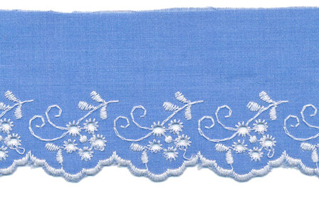 Broderie licht denim polykatoen met witte stiksels 50 mm #1302 (ca. 13,5 m)