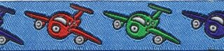 Blauw vliegtuigen sierband met rode, groene en donker blauwe vliegtuigjes 15 mm (ca. 22 m)