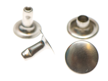 Holniet nikkelkleurig staal 9 mm (ca. 1000 sets)