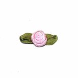 Roosje satijn roze op blad 10 x 30 mm (ca. 25 stuks) Roosje satijn roze op blad 10 x 30 mm (ca. 25 stuks)