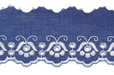 Broderie denim polykatoen met witte stiksels 50 mm #1303 (ca. 13,5 m) Broderie denim polykatoen met witte stiksels 50 mm #1303 (ca. 13,5 m)