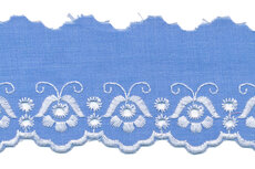 Broderie licht denim polykatoen met witte stiksels 50 mm #1303 (ca. 13,5 m) Broderie licht denim polykatoen met witte stiksels 50 mm #1303 (ca. 13,5 m)