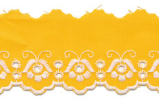 Broderie oker polykatoen met witte stiksels 50 mm #1303 (ca. 13,5 m) Broderie oker polykatoen met witte stiksels 50 mm #1303 (ca. 13,5 m)