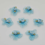 Roosje satijn licht blauw op licht blauwe organza blaadjes 30 mm (10 stuks) Roosje satijn licht blauw op licht blauwe organza blaadjes 30 mm (10 stuks)