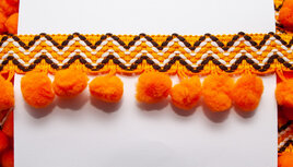 Ibiza pompom band zacht oranje / terra 45 mm (ca. 5 meter) Ibiza pompom band zacht oranje / terra 45 mm (ca. 5 meter)