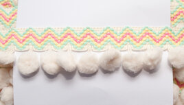 Ibiza pompom band creme met pasteltinten 45 mm (ca. 5 meter) Ibiza pompom band creme met pasteltinten 45 mm (ca. 5 meter)