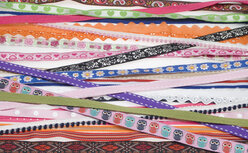 Assorti 25 hippe bandjes (25 x ca. 1 m) Assorti 25 hippe bandjes (25 x ca. 1 m)