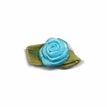 Roosje satijn aqua op blad 15 x 25 mm (ca. 25 stuks) Roosje satijn aqua op blad 15 x 25 mm (ca. 25 stuks)