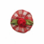 Roosje satijn rood op geruit blad 25 mm (10 stuks) Roosje satijn rood op geruit blad 25 mm (10 stuks)