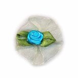 Roosje satijn blauw op creme organza blad 30 mm (10 stuks) Roosje satijn blauw op creme organza blad 30 mm (10 stuks)